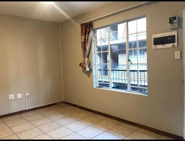 2 BEDROOM FLAT RENTED IN KEMPTON PARK CENTRAL